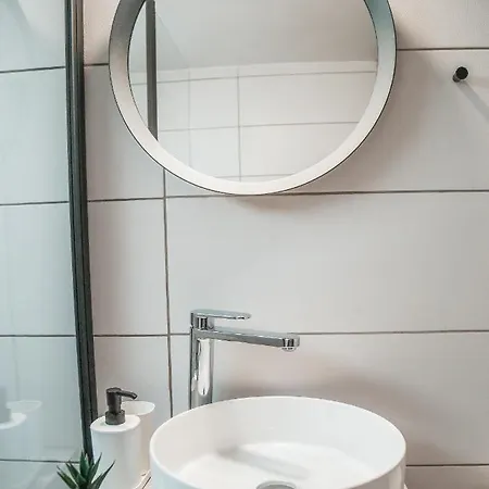 Designer 2-bedroom 150m From Mackenzie Apartment Larnaka