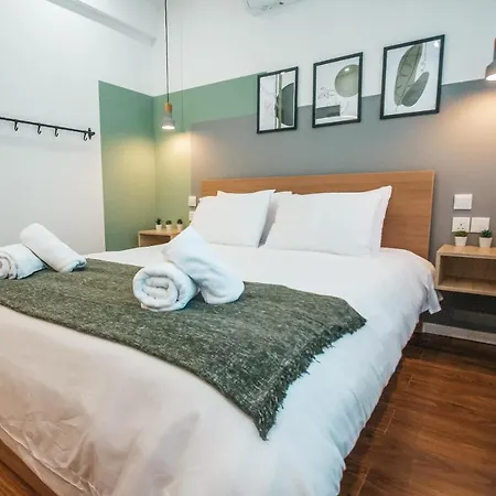 Designer 2-Bedroom Apartment 150M From Mackenzie Beach *