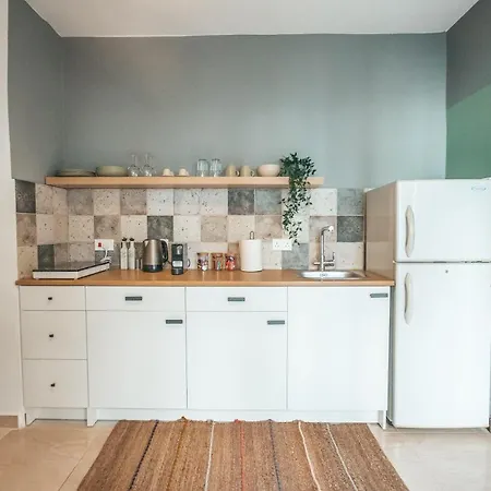 Designer 2-Bedroom Apartment 150M From Mackenzie Beach *