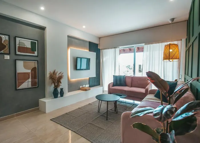 דירה Designer 2-Bedroom Apartment 150M From Mackenzie Beach