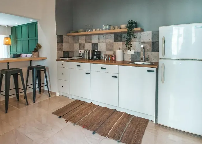 Designer 2-Bedroom Apartment 150M From Mackenzie Beach * לרנקה