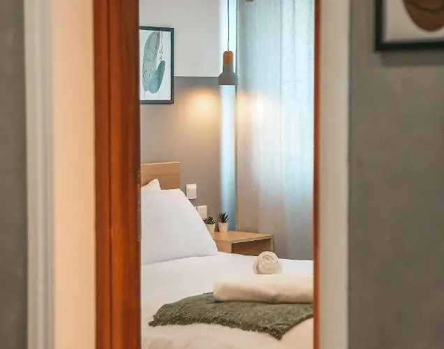 Designer 2-Bedroom Apartment 150M From Mackenzie Beach