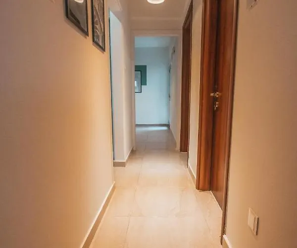 Designer 2-Bedroom Apartment 150M From Mackenzie Beach דירה *