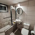 Designer 2-Bedroom Apartment 150M From Mackenzie Beach Daire