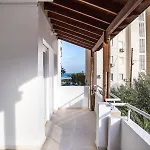 Designer 2-Bedroom Apartment 150M From Mackenzie Beach *