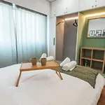 Designer 2-Bedroom Apartment 150M From Mackenzie Beach