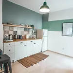 Designer 2-Bedroom Apartment 150M From Mackenzie Beach