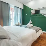 Designer 2-Bedroom Apartment 150M From Mackenzie Beach