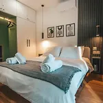 Designer 2-Bedroom Apartment 150M From Mackenzie Beach