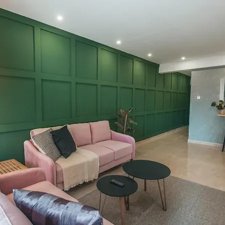 Διαμέρισμα Designer 2-Bedroom Apartment 150M From Mackenzie Beach *