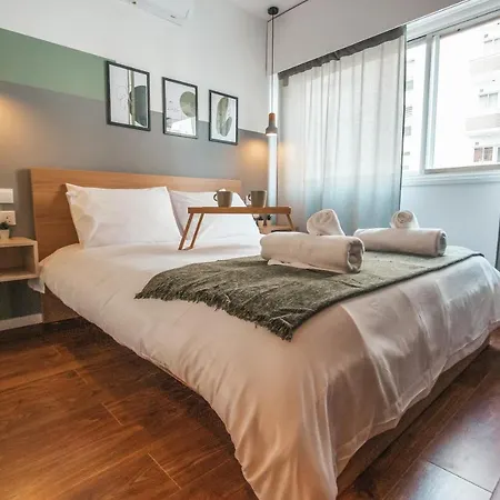 Designer 2-Bedroom Apartment 150M From Mackenzie Beach *