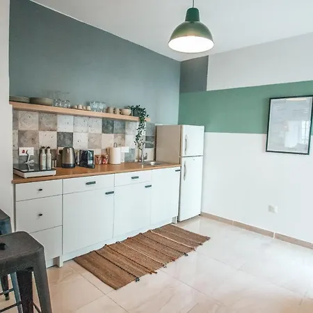 Designer 2-bedroom 150m From Mackenzie