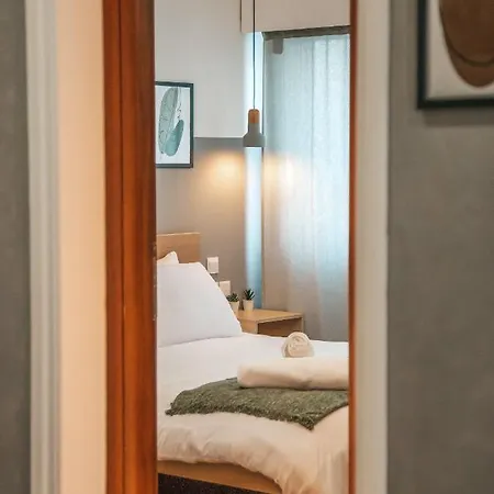 Designer 2-bedroom 150m From Mackenzie