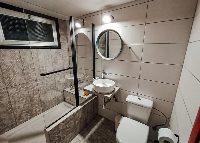 Designer 2-Bedroom Apartment 150M From Mackenzie Beach Апартаменты