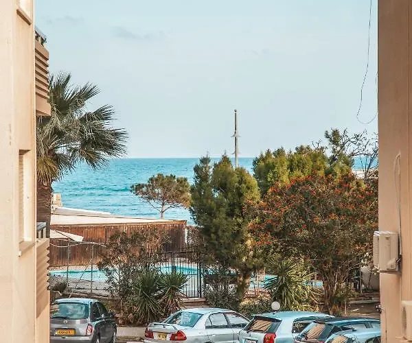 Designer 2-Bedroom Apartment 150M From Mackenzie Beach Λάρνακα