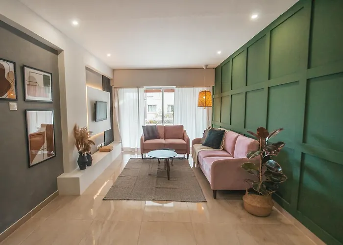 Designer 2-Bedroom Apartment 150M From Mackenzie Beach Ларнака