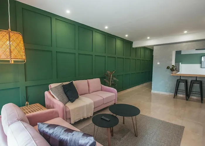 Διαμέρισμα Designer 2-Bedroom Apartment 150M From Mackenzie Beach *