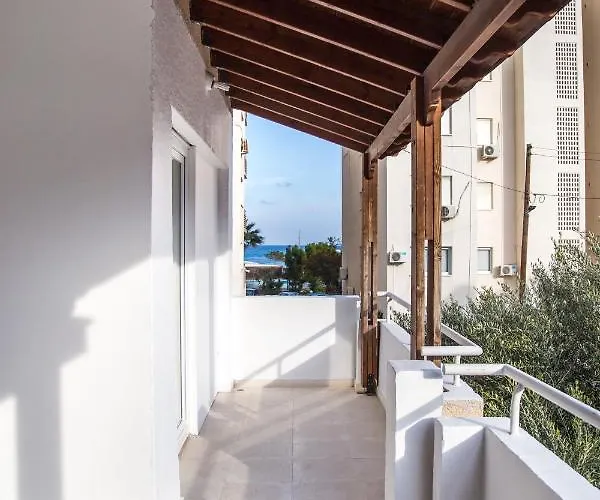 Designer 2-Bedroom Apartment 150M From Mackenzie Beach *