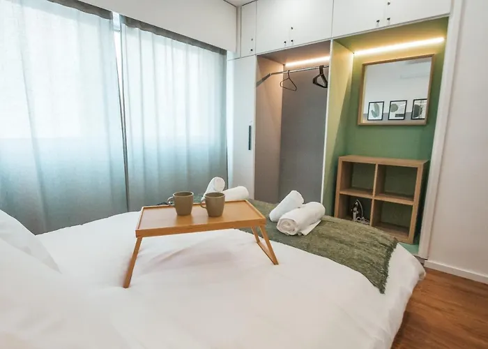 Designer 2-Bedroom Apartment 150M From Mackenzie Beach