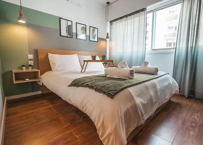 Designer 2-Bedroom Apartment 150M From Mackenzie Beach *