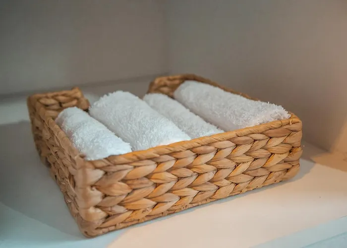 Designer 2-Bedroom Apartment 150M From Mackenzie Beach Апартаменты *