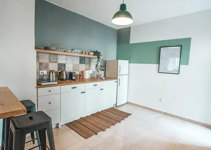 Designer 2-Bedroom Apartment 150M From Mackenzie Beach