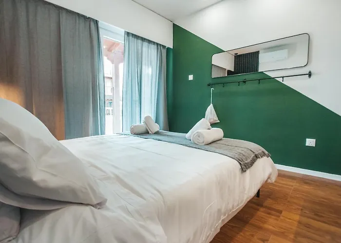 Designer 2-Bedroom Apartment 150M From Mackenzie Beach