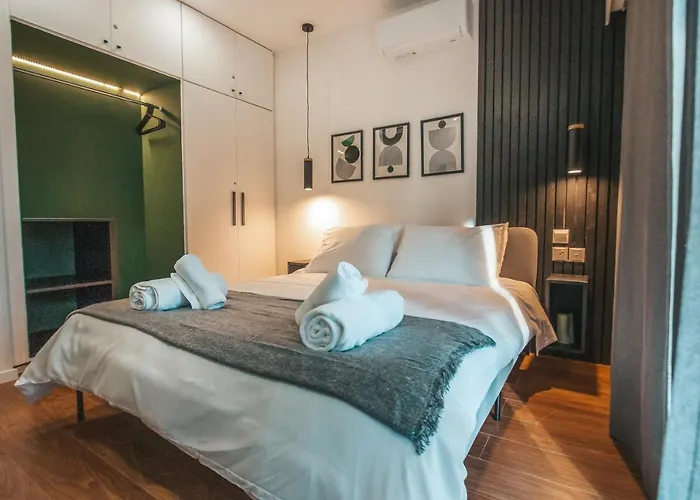 Designer 2-Bedroom Apartment 150M From Mackenzie Beach