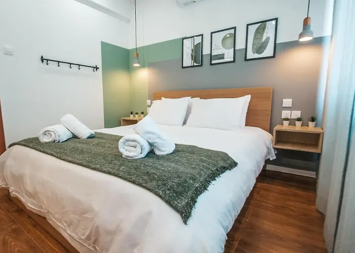 Designer 2-Bedroom Apartment 150M From Mackenzie Beach *