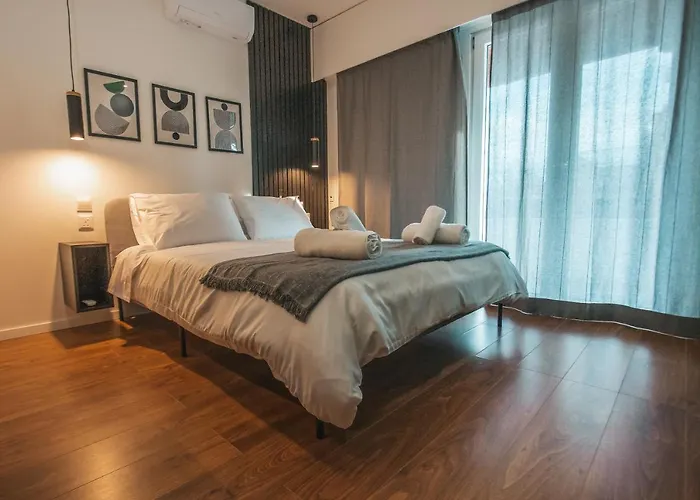 Designer 2-Bedroom Apartment 150M From Mackenzie Beach