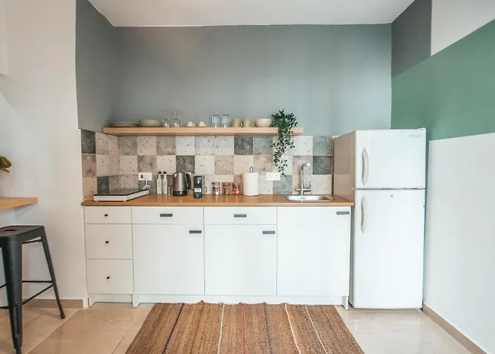 Designer 2-Bedroom Apartment 150M From Mackenzie Beach *